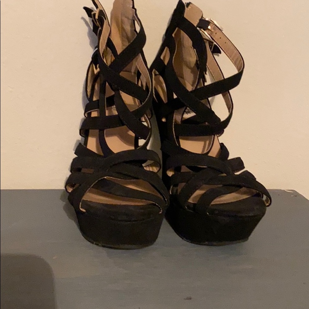 Black heel wedge
